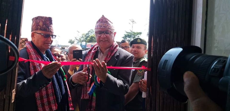 मन्त्री कार्कीद्वारा दमक बसपार्क भित्रको एकीकृत काउण्टरको उद्घाटन