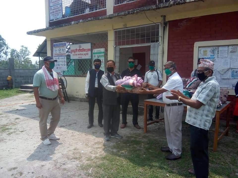 चुलाचुलिको क्वारेन्टाइनलागि नेकपा चुलाचुली १ र २ वडा कमिटीले दियो जिन्सि सहयोग
