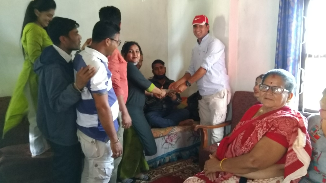 दमकका मृगौला पीडित बुढाथोकिलाई सहपाठीहरुको आर्थिक सहयोग