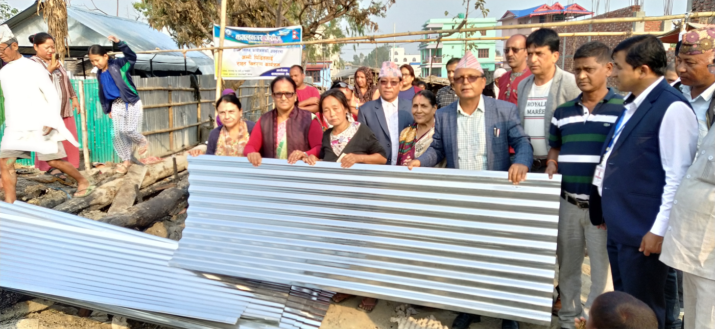 आगलागी पीडितलाई स्थानिय सरकारको राहत सामाग्री