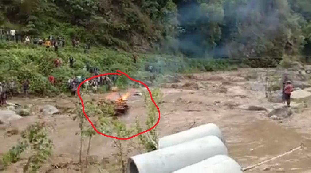 फाकफोक खोलामा आएको वाढीले जलाउदै गरेको शव सहित एक वालकलाई बगायो, वालकको मृत्यु