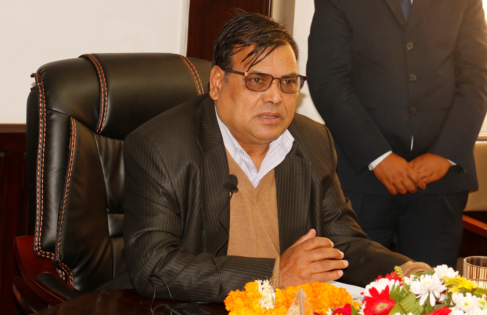 नेकपाको राजनीतिमा नयाँ मोडः ओलीको पक्षमा पुर्वसभामुख महरा