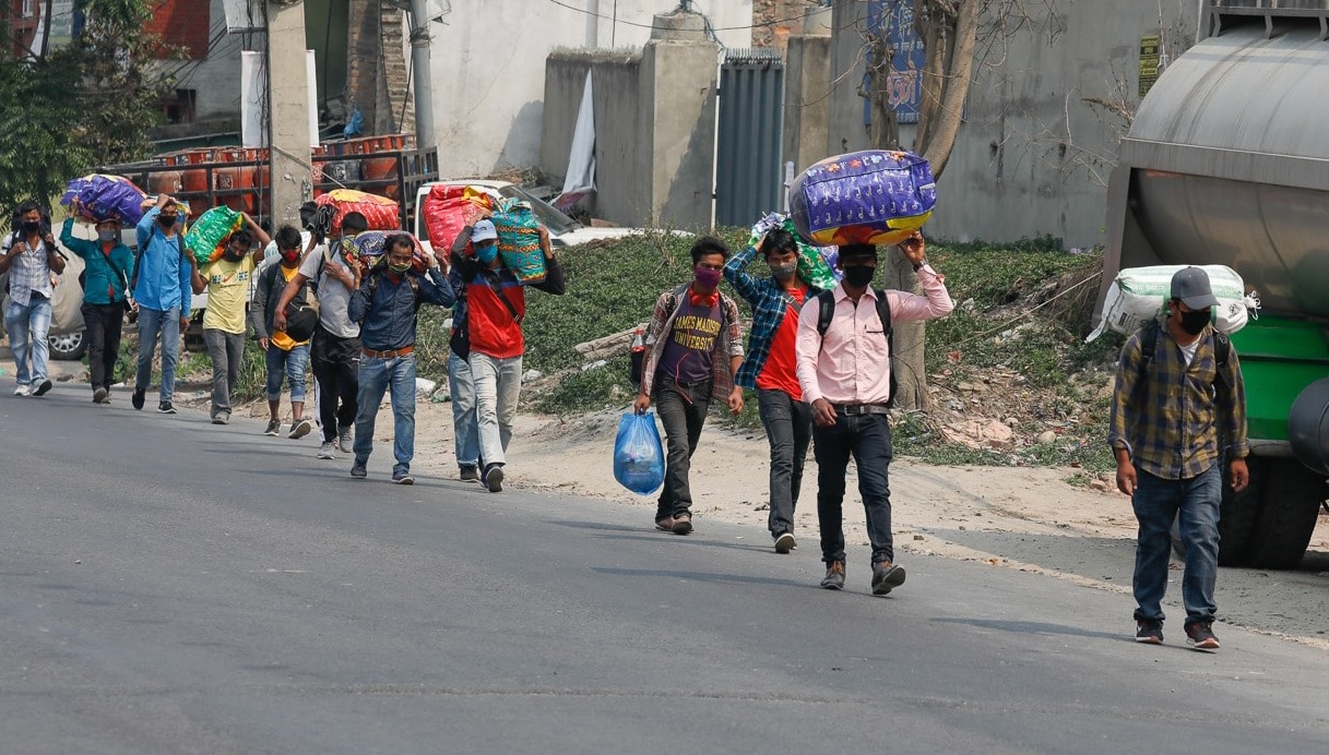 काठमाण्डौँ उपत्यकाबाट हिडेरै घर फर्कने जमात रोकिएन (फोटो फिचर)