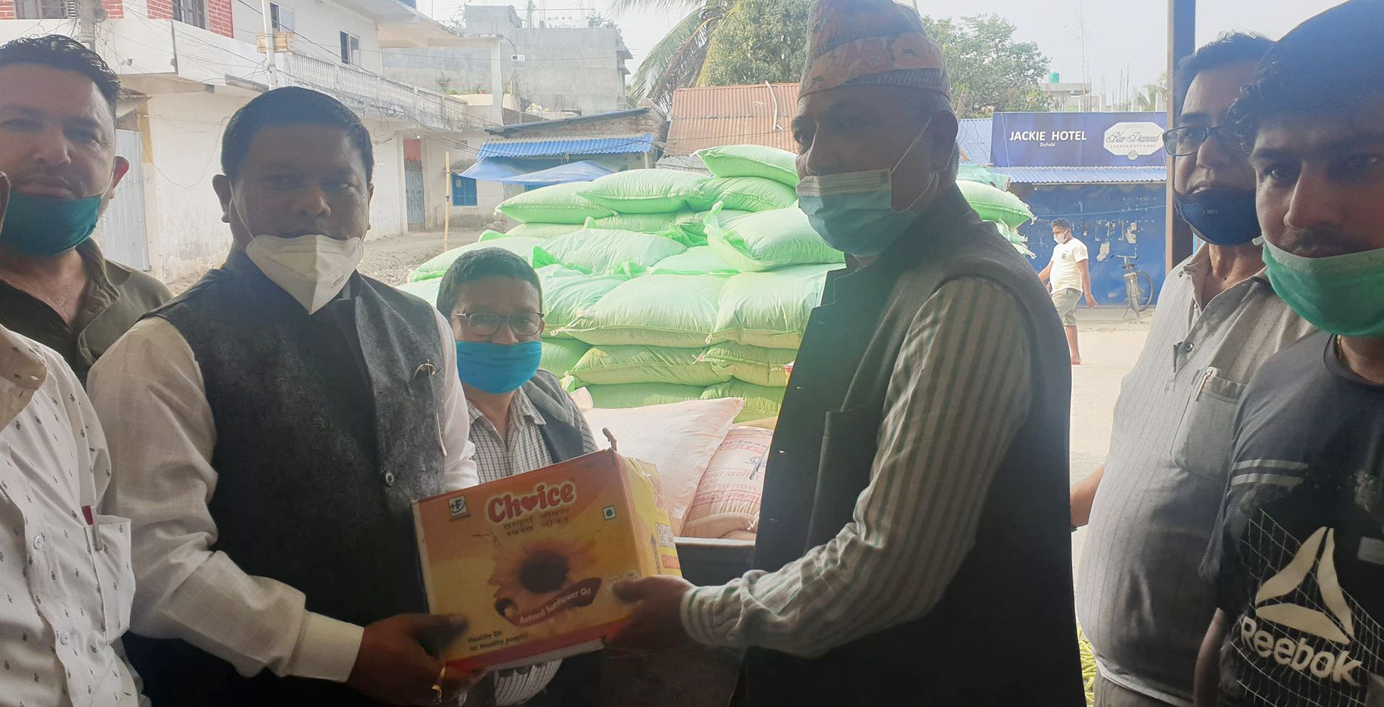 दुहवी नगरपालिकाको राहत कोषमा प्रदेश सांसद बस्नेतद्धारा खाद्यान्न सहयोग