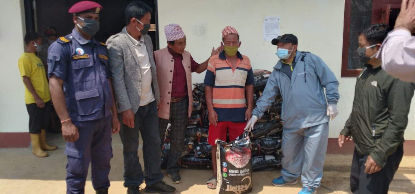 माईजोगमाईका विपन्न परिवारलाई गाउँपालिकाले राहत बाड्दै