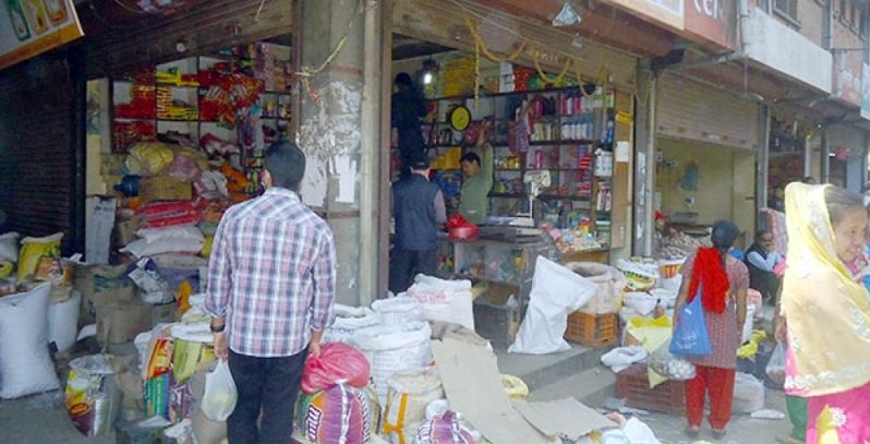 बजार अनुगमनमा म्याद सकिएकाे खाद्यवस्तु भेटिए