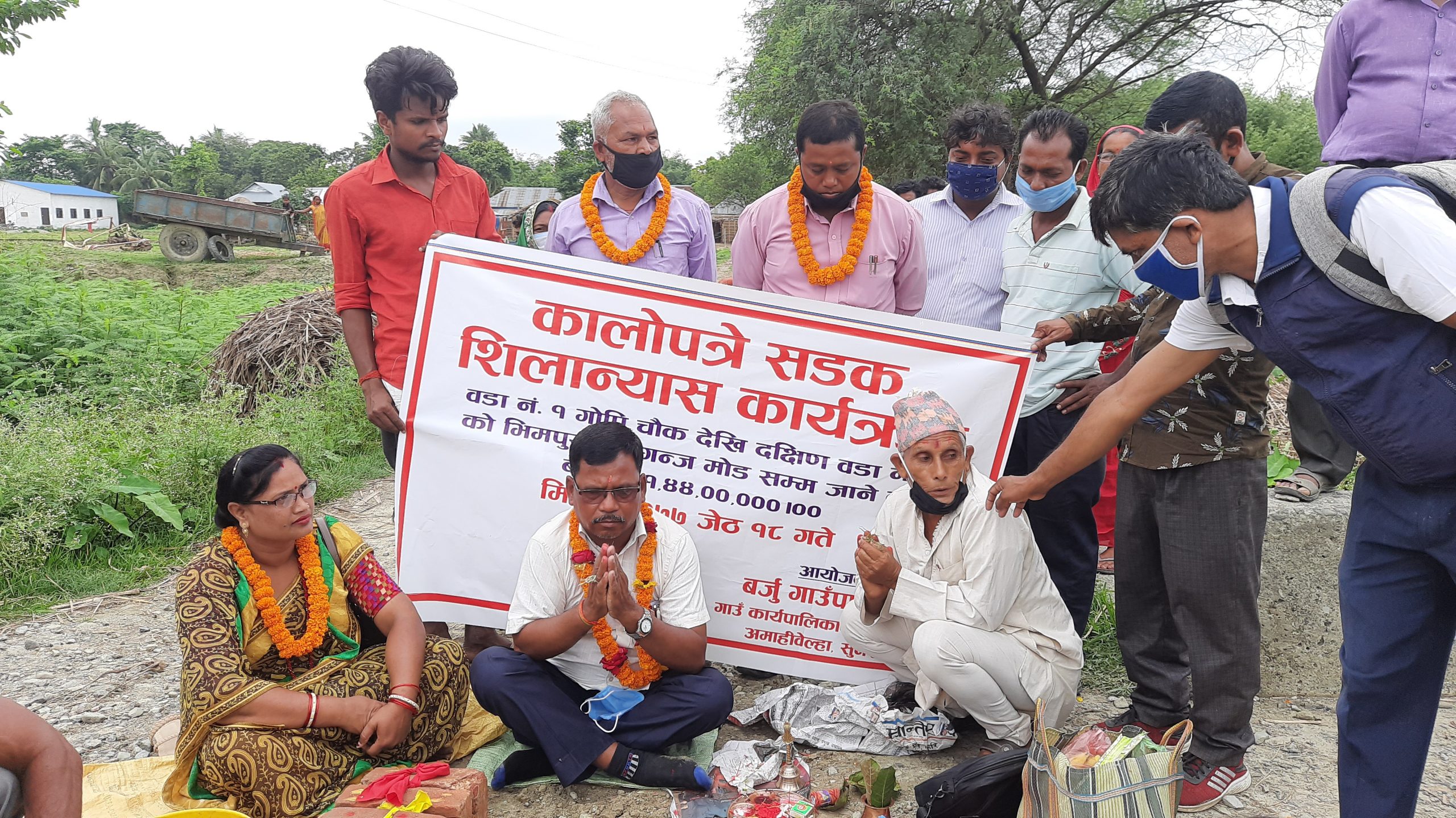 समाजिक दुरी कायम गर्दै सुनसरीमा विकाश निर्माणको काम धमाधम