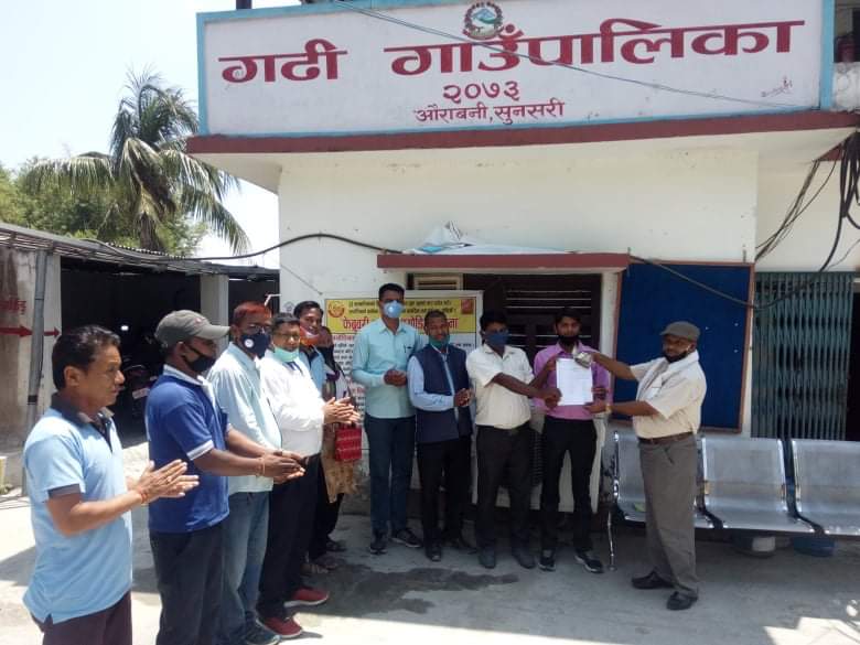 गढी गाउँपालिकाको कोरोना राहत कोषमा प्यावसनको आर्थिक सहयोग