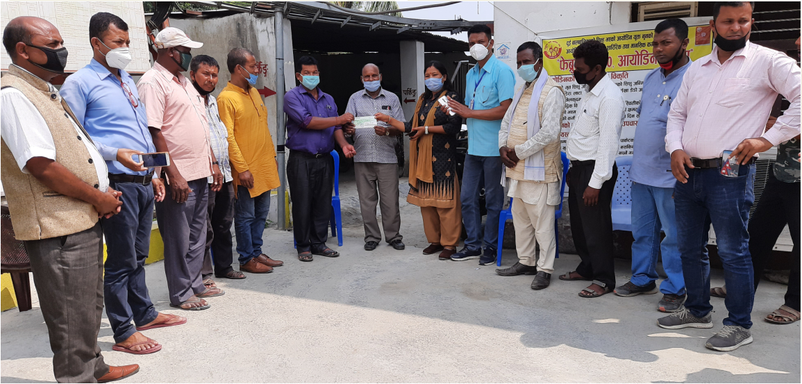 कोरोना राहत कोषमा नेकपा गढी गाउँ कमिटीको आर्थिक सहयोग