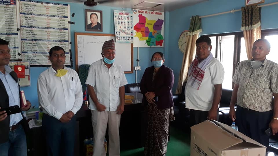 राज्यमन्त्री गजमेरद्धारा स्वास्थ्यकर्मीका लागि पिपिई हस्तान्तरण