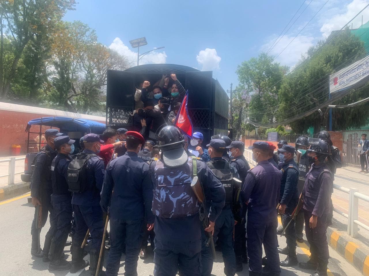 ब्याक अफ ईण्डियाको नारा लगाउदैँ अनेरास्ववियू भारतीय दूतावास अगाडि