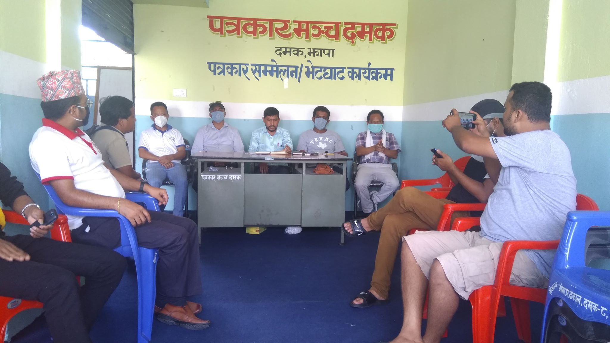 दमकका क्रियशिल पत्रकारहरुलाई मास्क वितरण