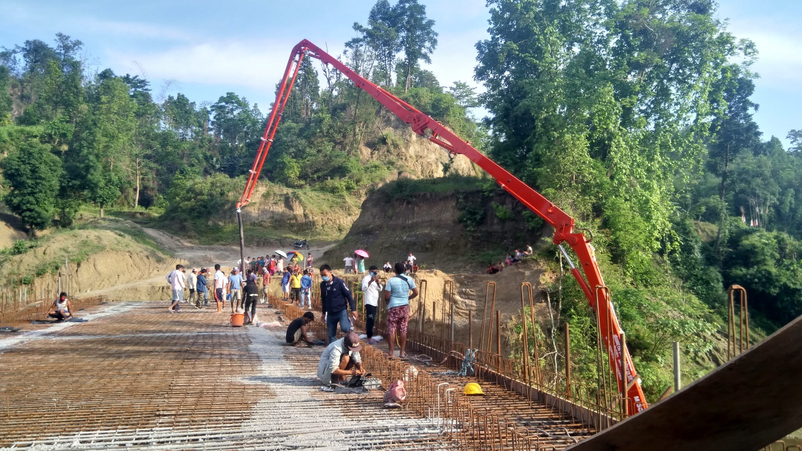 सामाजिक दुरी कायम गरेर दमक–चिसापानी–रवि सडकको काम धमाधम, उपोभोक्ता समितीद्धारा अनुगमन