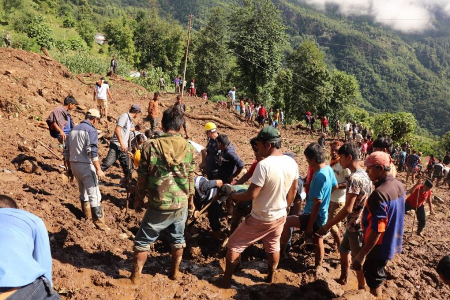 पर्वतको कुस्मामा पहिरोः आठ जनाको शव फेला, एक जना अझै वेपत्ता