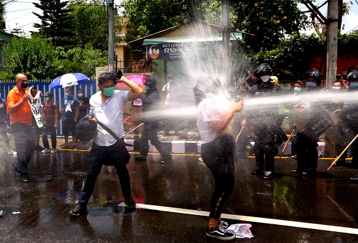 सरकारको विरोध गर्दे बालुवाटारमा प्रदर्शन गर्नेलाई पानीको फोहोरा, १० जना नियन्त्रणमा