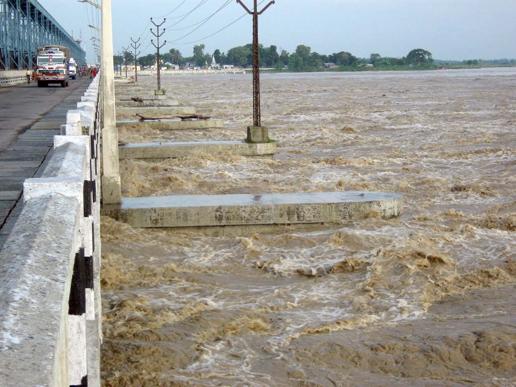 कोशी ब्यारेजका ५६ वटै ढोका खोलियो