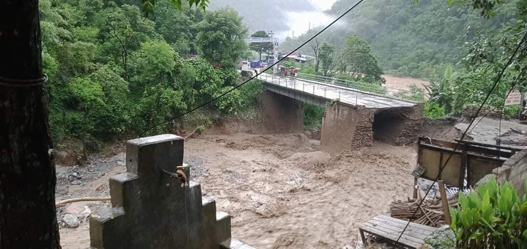 देशभरका ३० वटा राजमार्गका ३३ वटा सडकखण्ड पहिरोले अवरूद्ध