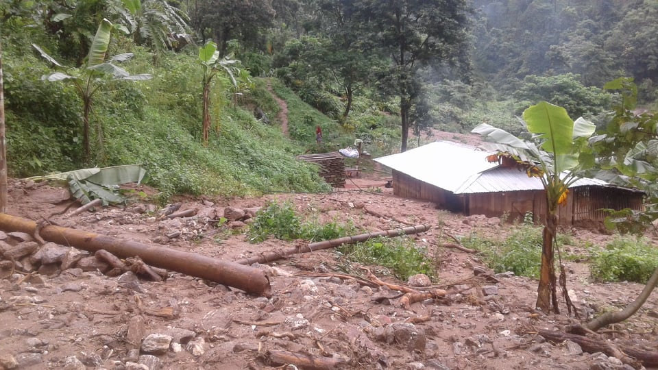 इलामको रोङ–६ मा पहिरो जादा एक घर पुरियो
