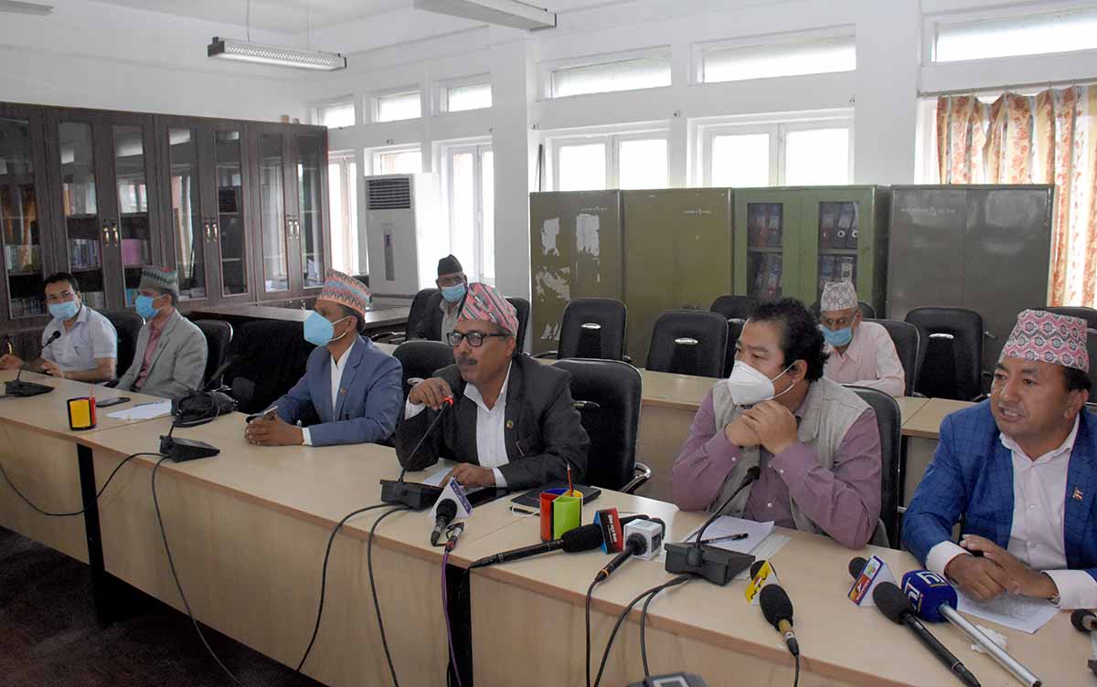 नेकपाको दुर्घटना रोक्न ६१ सांसद्ले गरे पत्रकार सम्मेलन