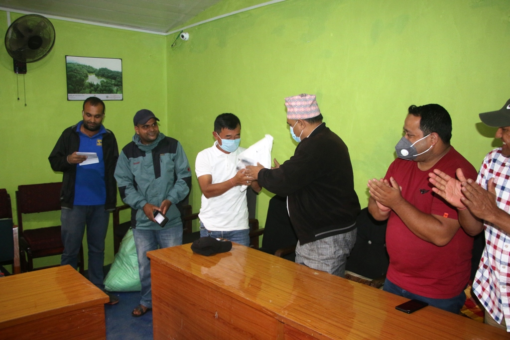 प्रेस संगठन इलामद्धारा कृयशिल पत्रकारहरुलाई पिपिई बितरण