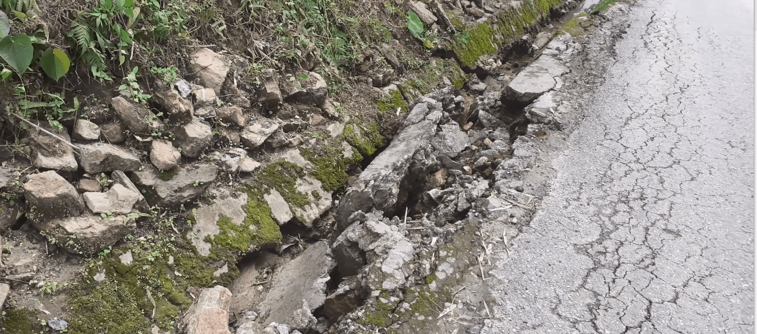 मेचीराजमार्गमा अप्टिकल फाइबर बिच्छ्याउने काम अलपत्र, बाटो भत्कन थाल्यो