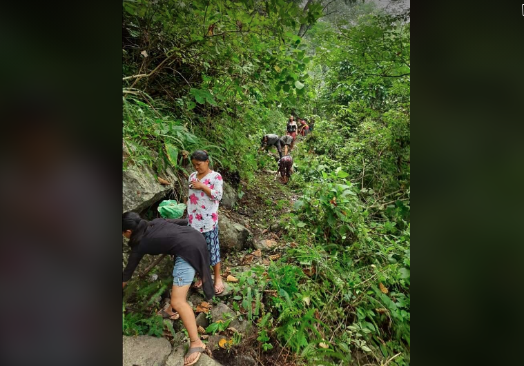 धनकुटाका युवाहरु ‘समाजका लागि एक दिन’ भन्ने नाराका साथ सामाजिक कार्यमा