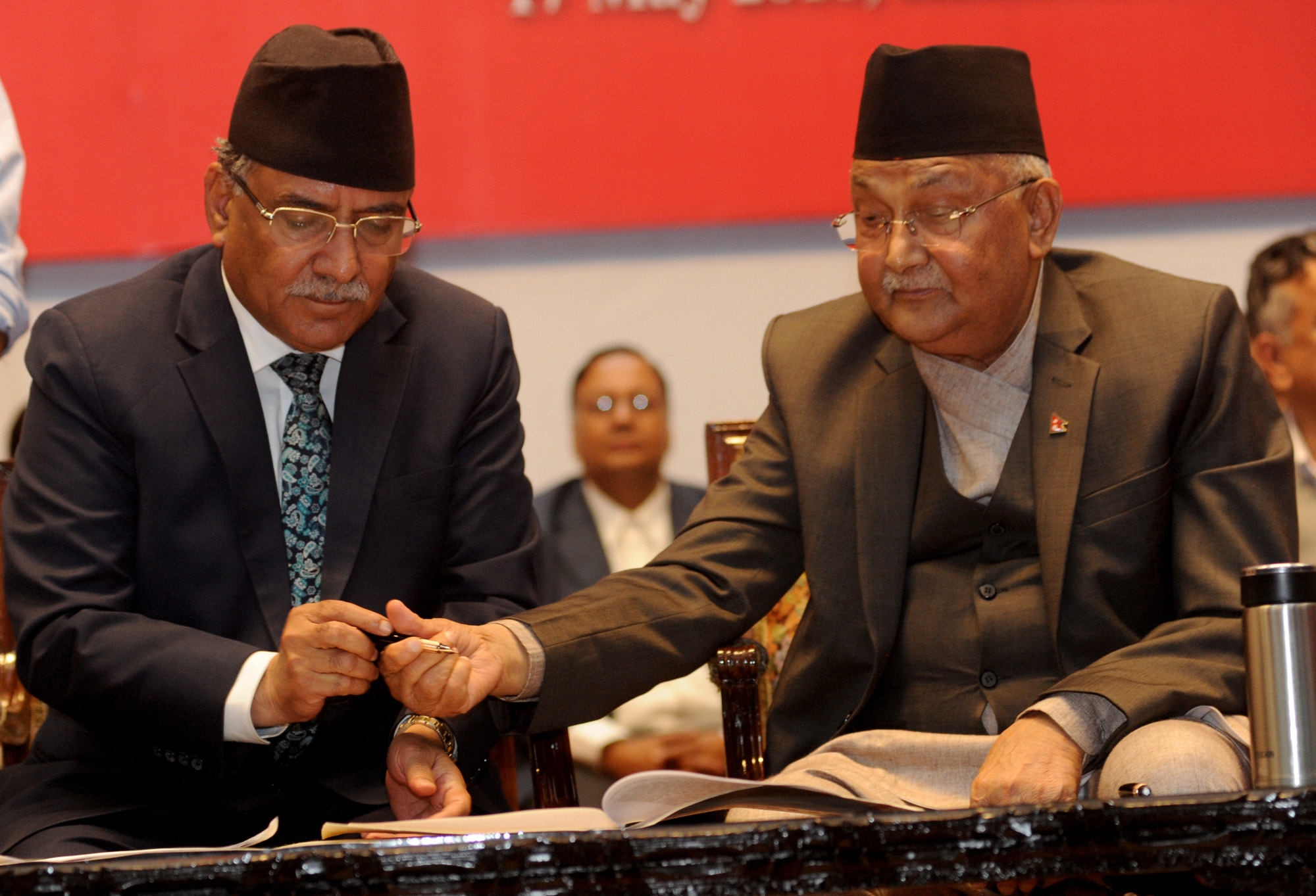 ओली–दाहालबीच भेटवार्ताः सचिवालय बैठक शुक्रबार बस्ने निर्णय