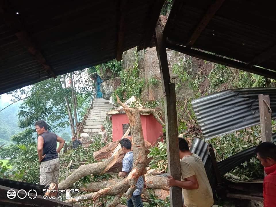 इलामको गजुरमुखी धाममा हावाहुरीका कारण लाखौँ रुपैँयाको क्षती
