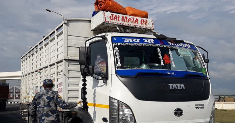 भन्सार छली ल्याउँदै गरेको विभिन्न सामानसहित ३ जना पक्राउ