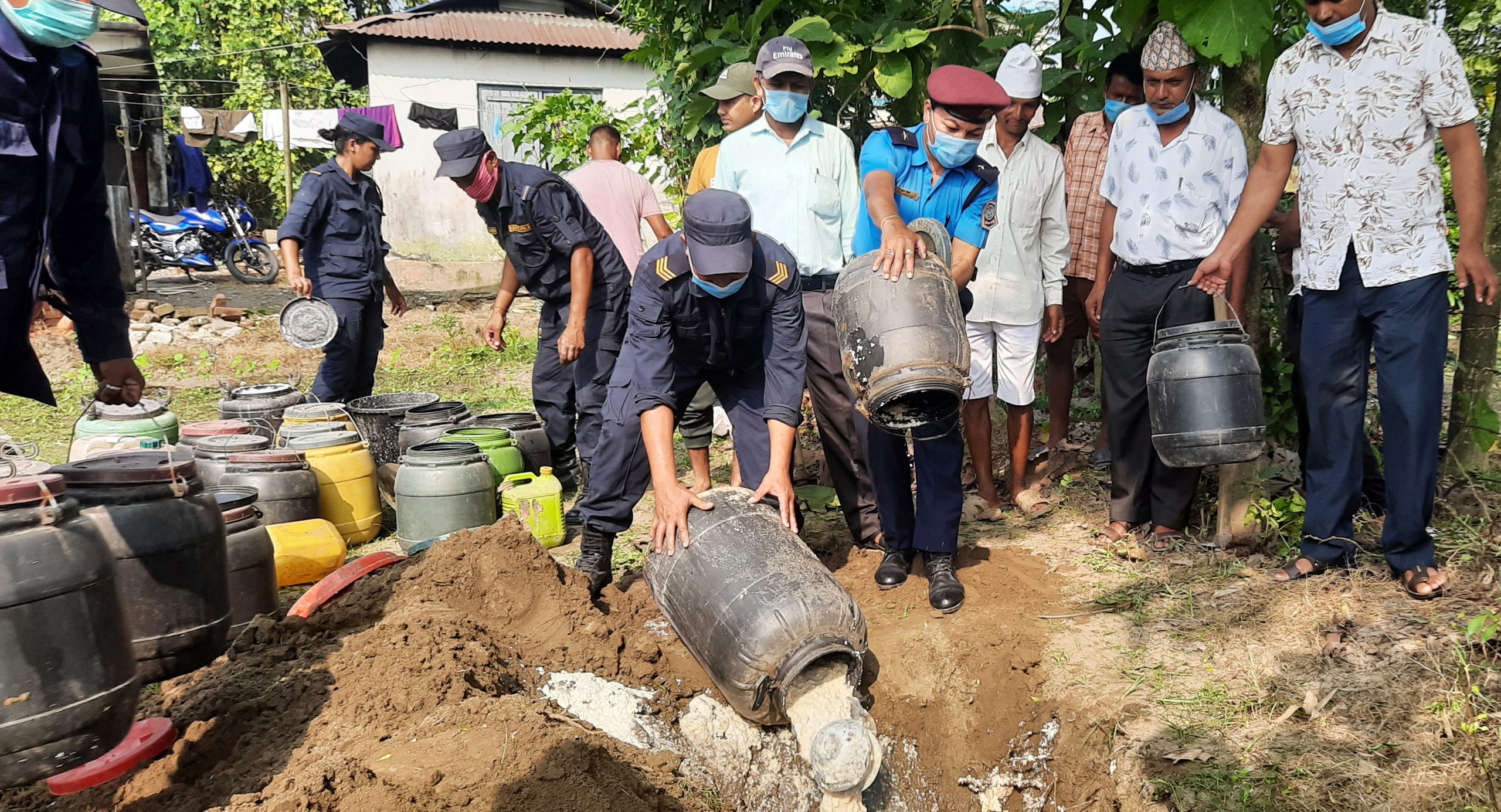 भद्रपुरमा प्रहरीद्धारा एक हजार लिटर घरेलु मदिरा नष्ट