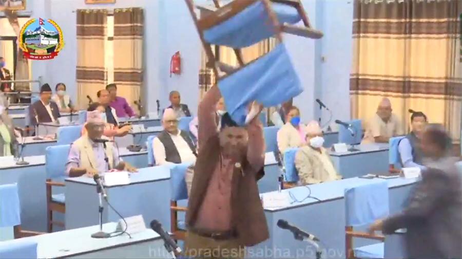 प्रदेश–५ राजधानी बिवादः प्रदेश सभामा कुर्सी तोडफोड, सभामुखमाथि माईक प्रहार