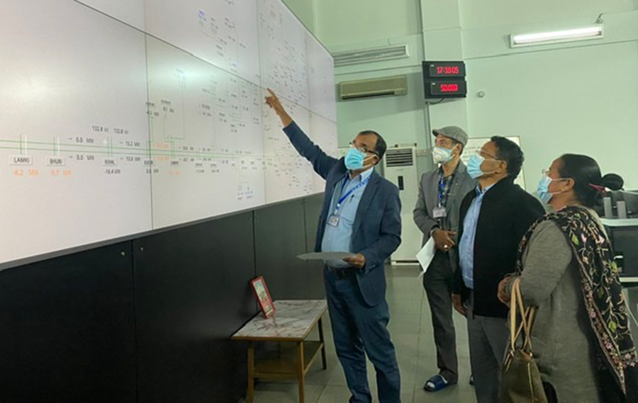 लक्ष्मी पूजाका दिन भार प्रेषण केन्द्रमा ऊर्जामन्त्री पुन