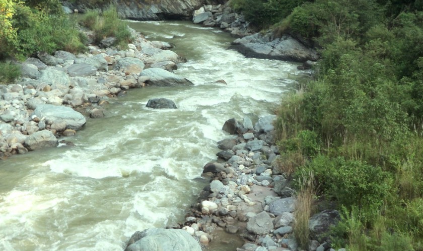 इलामका खोलामा करेन्ट र विष्फोटक प्रयोग गरी माछा मार्नेक्रम बढ्दो