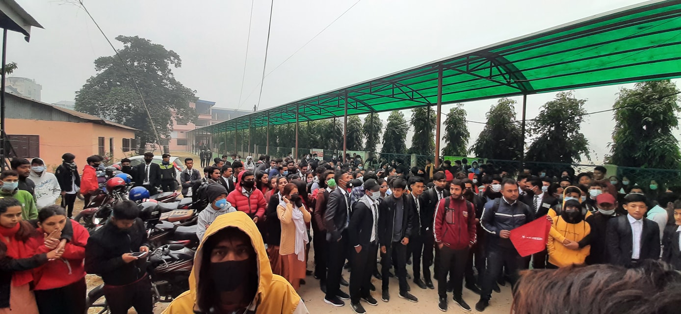 क्याम्पस बन्द रहेको समयको मासिक शुल्कमा छुट माग्दै अनेरास्ववियूद्धारा दमक क्याम्पसमा प्रर्दशन