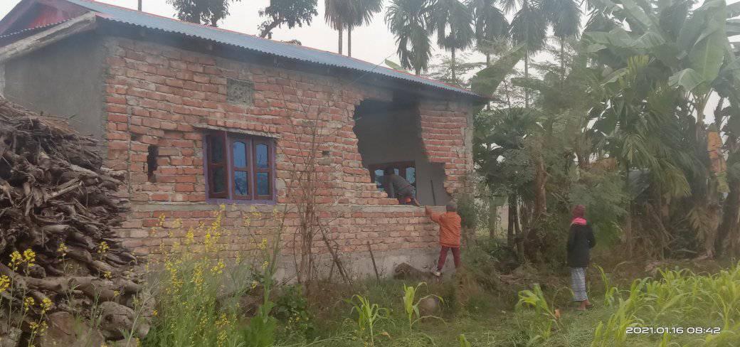 जंगली हात्तीले चुलाचुली–५ मा घर भत्कायो, अन्नवालीमा समेत क्षती