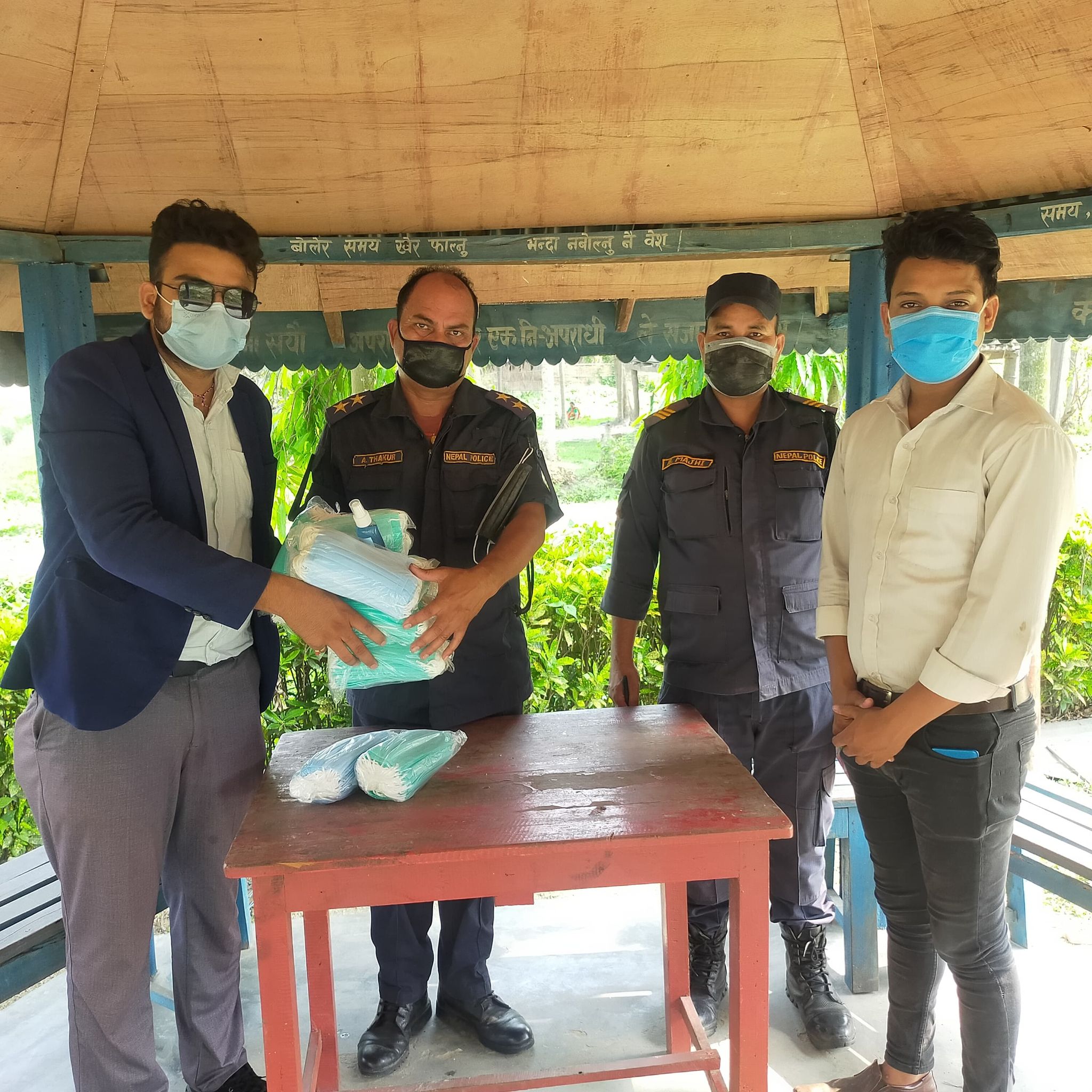 झापाका युवाहरुको पहलमा प्रहरीलाई मास्क तथा सेनिटाईजर वितरण