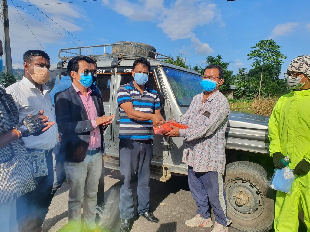 नेपाली कांग्रेसका नेता खड्काद्धारा चुलाचुलीमा निशुल्क एम्बुलेन्स सेवा