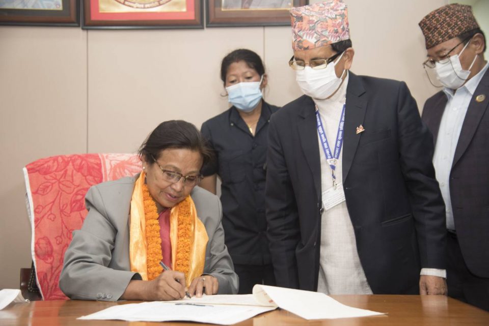 संञ्चारमन्त्री नैनकला थापाद्धारा पदभार ग्रहण