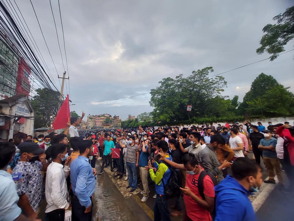 अध्यादेशको विरुद्धमा कालो कफन बाधेर अनेरास्ववियुको विरोध प्रदर्शन