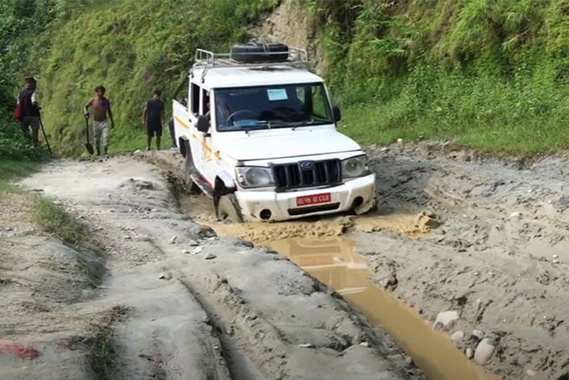 फाल्गुनन्द मार्ग निर्माणमा ढिलासुस्ती, स्थानिय दुर्घटनाको सिकार बन्दै
