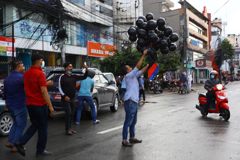 सभामुखको विरोध गर्दै युवा संघ र अनेरास्ववियुले कालो बेलुन उडायो
