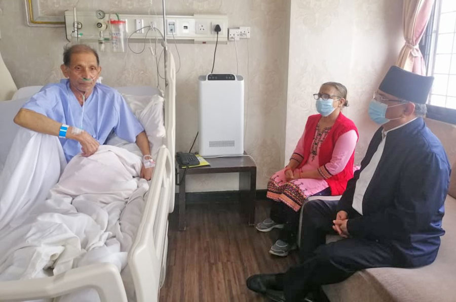 मोहन वैद्यलाई भेट्न प्रचण्ड नर्भिक अस्पतालमा