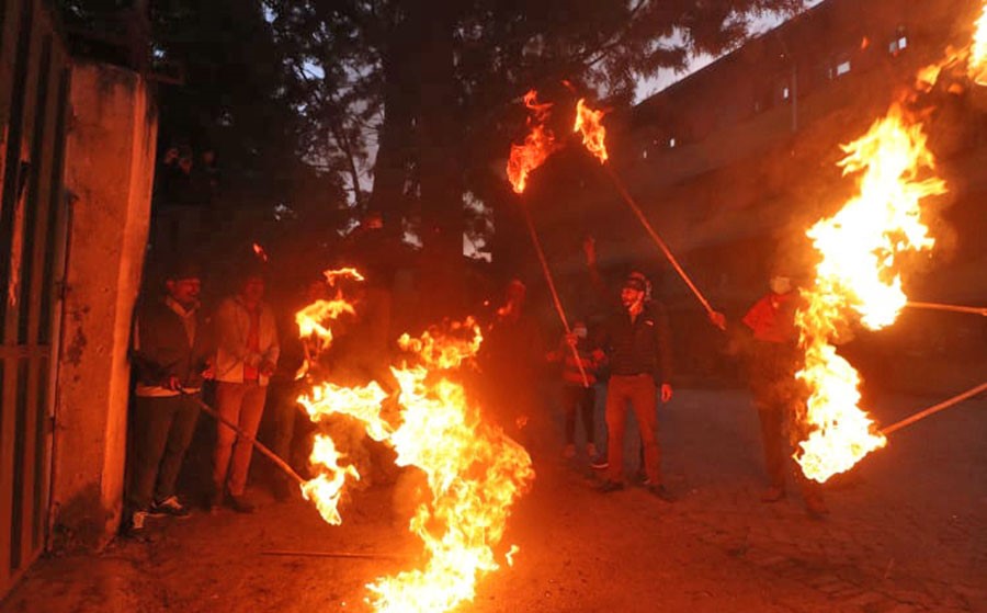 पेट्रोलियम पदार्थको मूल्य वृद्धिको विरोधमा अनेरास्ववियुको मसाल जुलुस