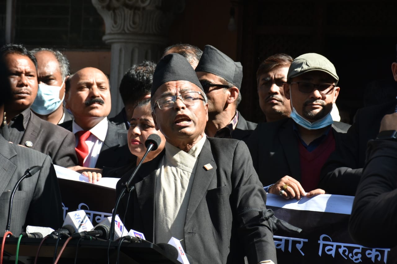 गृहमन्त्रीलाई फोन ‘आधा घण्टाभित्र सर्वाेच्च अदालतबाट सुरक्षाकर्मी हटाउनुस्, होइन भने राम्रो हुँदैन ।’