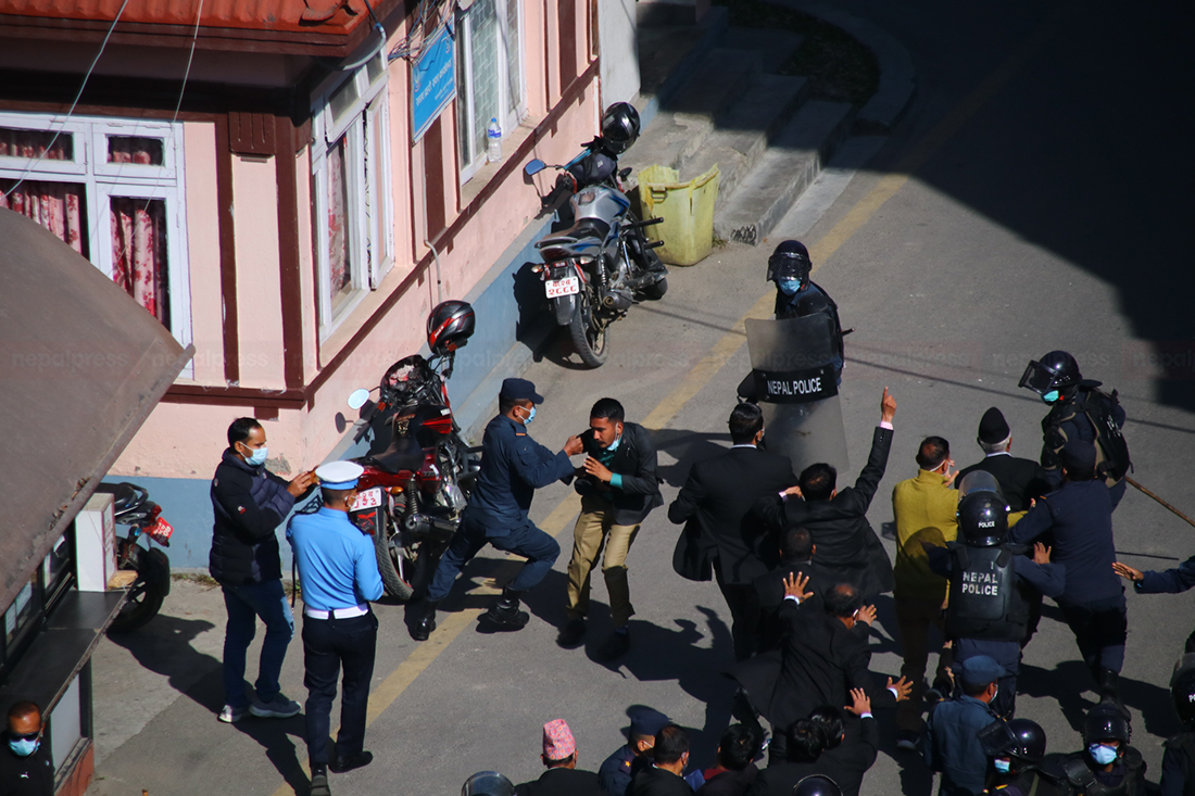 सुरक्षा घेरा तोडेदै अदालतको मुल गेटमा वकिलहरुको धर्ना सुरु