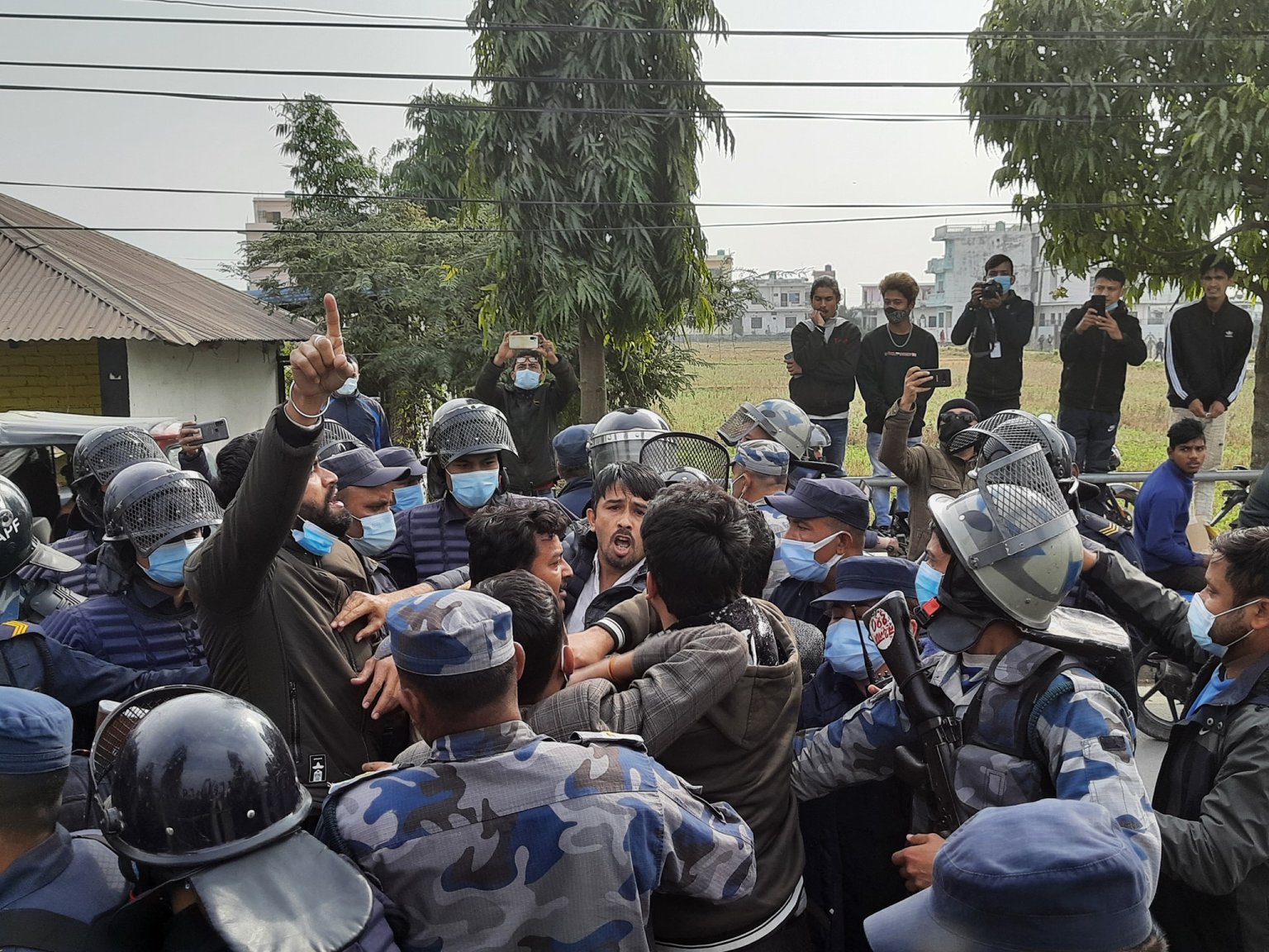 प्रदेश १ सरकारले मन्त्रालय फुटाएको विरोधमा अनेरास्ववियुले देखायो मुख्यमन्त्रीलाई कालो झण्डा