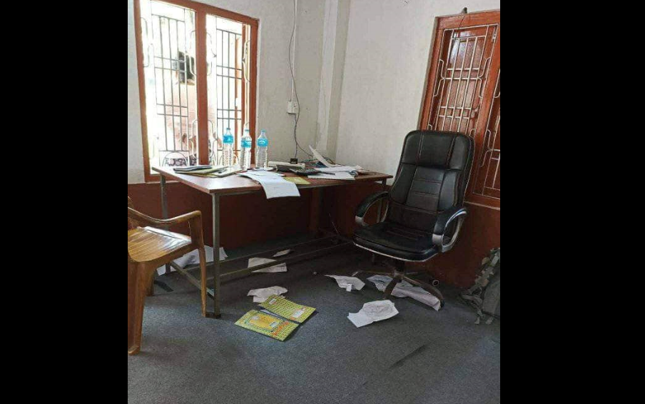 चुलाचुली ६ मा वडाध्यक्ष र सदस्यबिच विवाद, कागजात च्यातियो,  कार्यलय तोडफोडको प्रयास