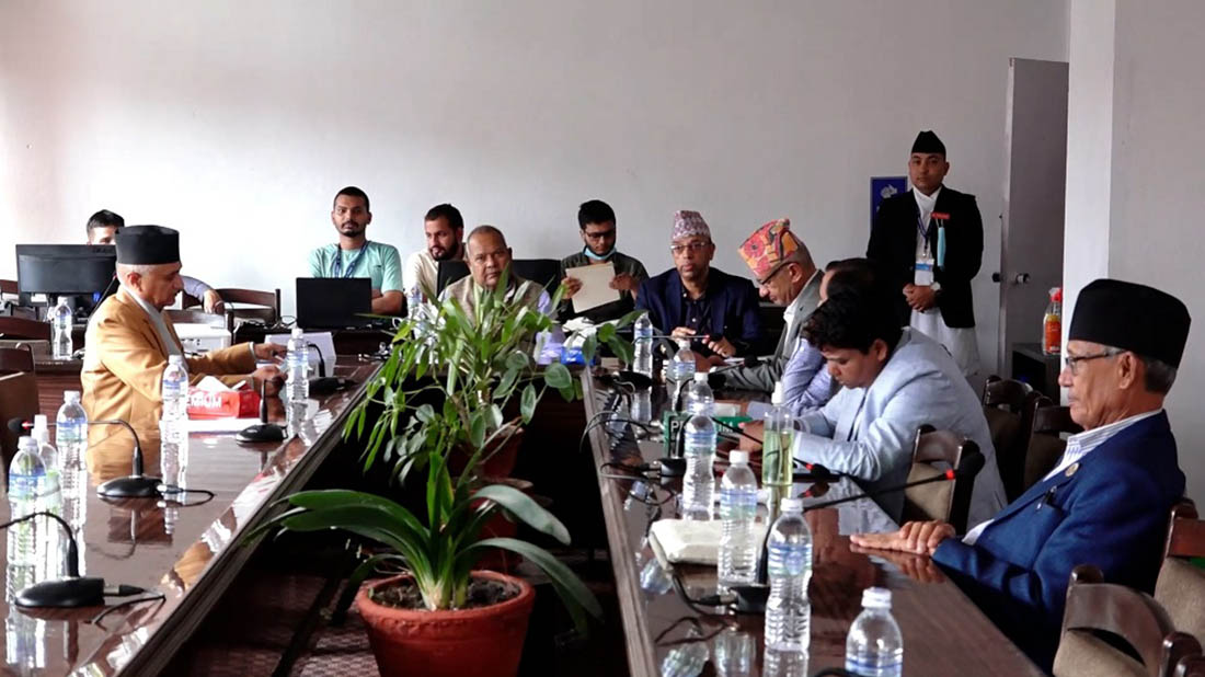 अर्थमन्त्रालयको सीसीटीभी फुटेजको हार्डडिस्कको फरेन्सिक रिपोर्ट हेरिदैँ