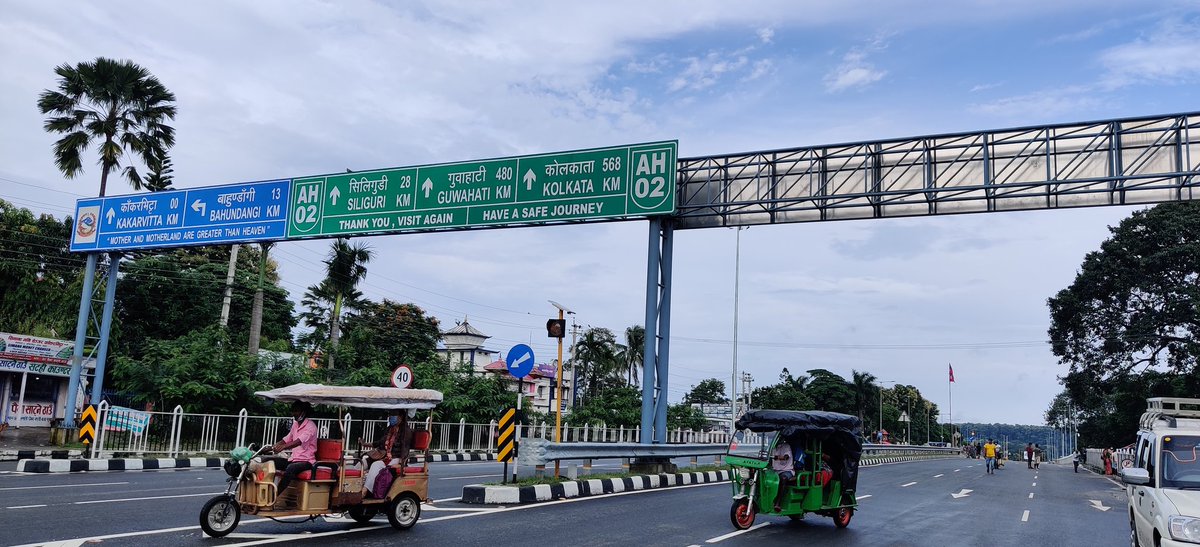 पौदल हुँदै नेपाल भित्रिने पर्यटकको लागि काकरभिट्टा नाका खुल्ला