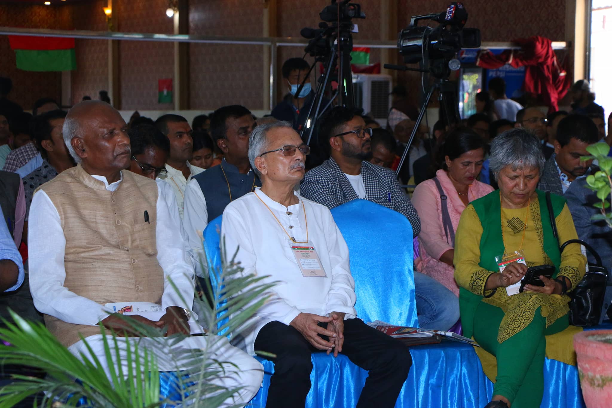 नेसपा दुई ध्रुवमाः बाबुराम एकताको पक्षमा नउभिए साथ छाड्ने नेताहरुको तयारी